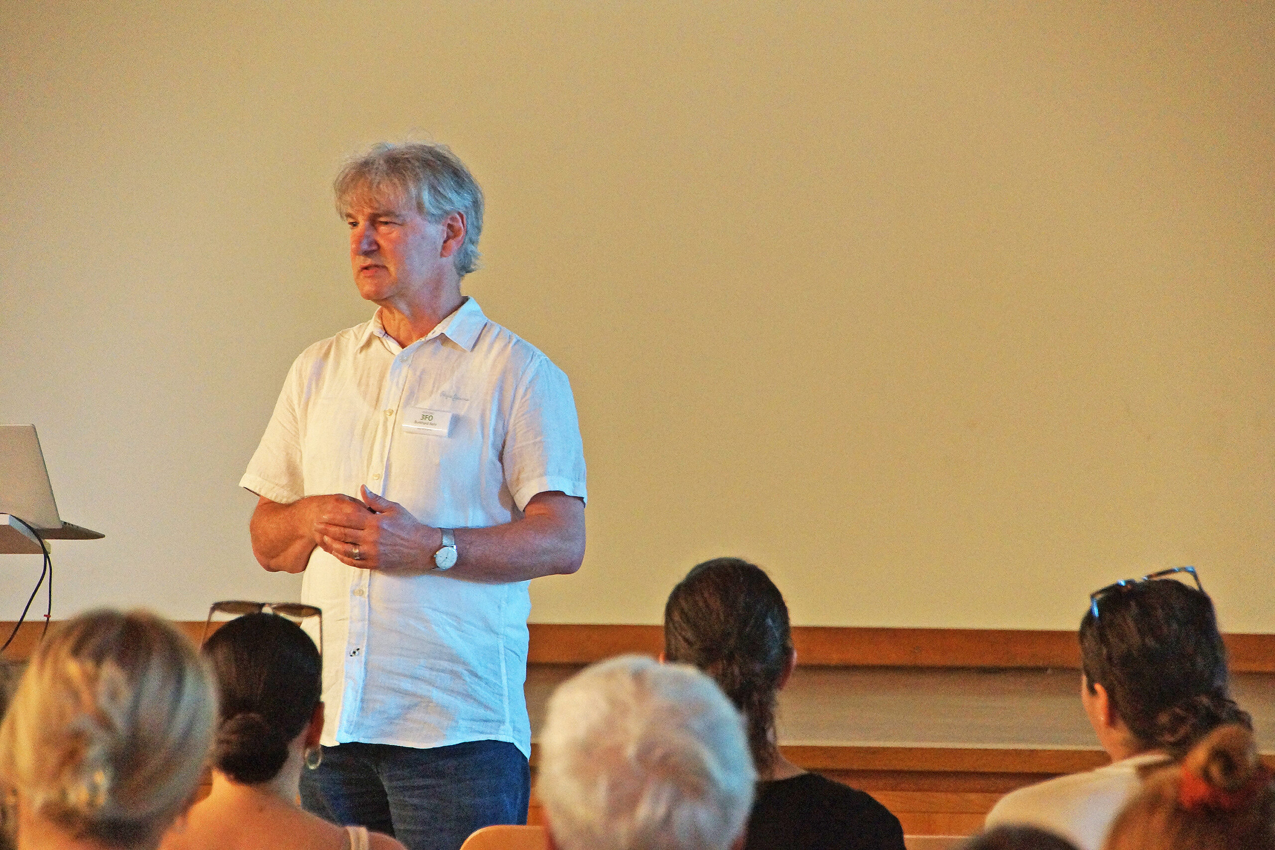 Die "Initiative Frühe Bildung im Kanton Solothurn" ist ein Projekt der Stiftung 3FO. Geschäftsführer Burkhard Behr begrüsst die Leute zum Infoanlass. Foto: Stiftung 3FO (FK)