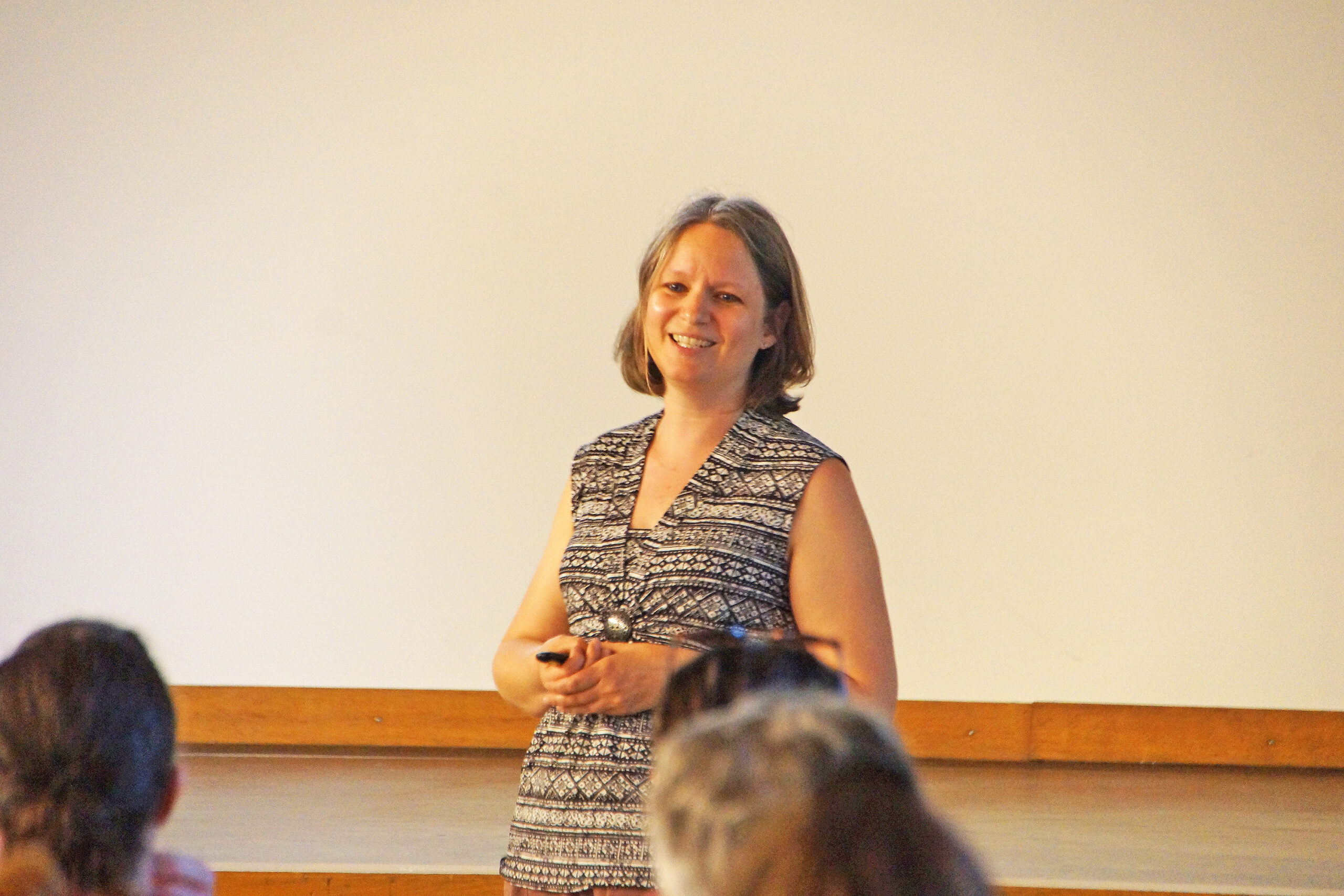 Medienforscherin Dr. Eva Unternaehrer von der Uni Basel ging in einem Impulsreferat auf die aktuelle Thematik ein und präsentierte Auszüge aus ihrer SWIPE-Studie. Foto: Stiftung 3FO(FK).